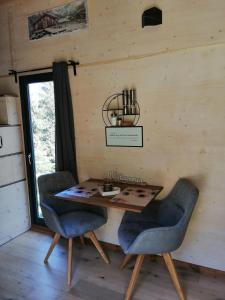 Posezení v ubytování Tiny House im Grünen