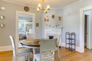 Fotografie z fotogalerie ubytování 1 Mi to Ocmulgee Mounds Charming Home with Yard! v destinaci Macon + 16 fotografií