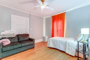 A bed or beds in a room at 1 Mi to Ocmulgee Mounds Charming Home with Yard!