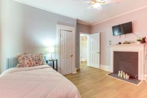A bed or beds in a room at 1 Mi to Ocmulgee Mounds Charming Home with Yard!