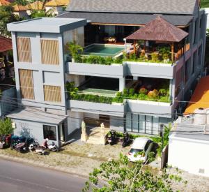 una casa con un jardín a un lado en The Swan - Private Luxury Villa Suites 3, en Uluwatu