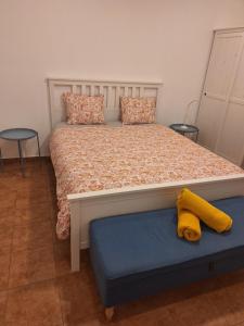 a bedroom with a bed with a yellow pillow on it at Monteverde in Monte Negro