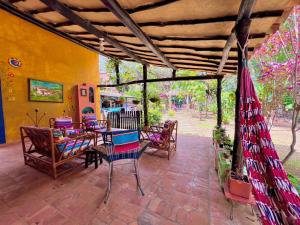 a patio with tables and chairs on a patio at Hermosa habitación El Galapo - Zapatoca in Bucaramanga