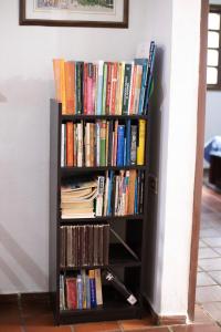 a book shelf filled with books next to a wall at Hermosa habitación El Galapo - Zapatoca in Bucaramanga