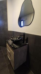 a bathroom with a sink and a mirror on the wall at Departamento Premium Aqua II in Villa Carlos Paz