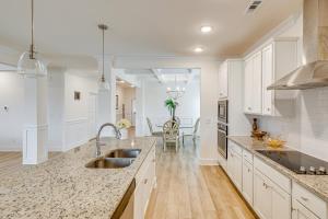 Dapur atau dapur kecil di 15 Mi to Dtwn Huntsville Newly Built Home!