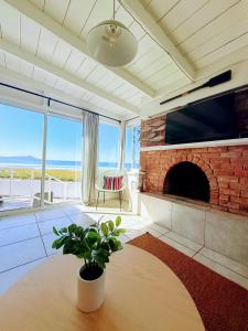 TV a/nebo společenská místnost v ubytování CASA PLAYA - Beachfront Paradise sandy beach