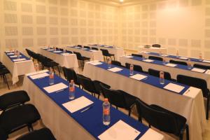 ein Zimmer mit Tischen und Stühlen mit Flaschen in der Unterkunft Holiday Inn Express Manzanillo by IHG in Manzanillo