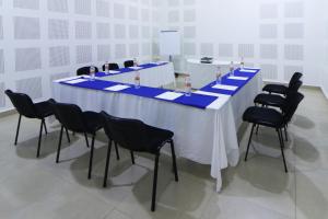 einen langen Tisch in einem Zimmer mit schwarzen Stühlen in der Unterkunft Holiday Inn Express Manzanillo by IHG in Manzanillo