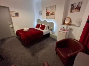 ein Hotelzimmer mit einem Bett und einem Stuhl in der Unterkunft St Albans Guest House, Dover in Dover