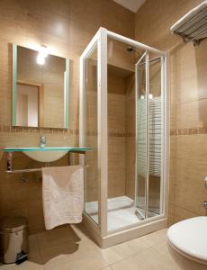 マドリードにあるホステル ザバラのバスルーム(ガラス張りのシャワー、シンク付)