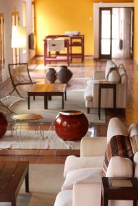 una sala de estar con sofás y mesas blancos. en Hotel Iruya en Iruya