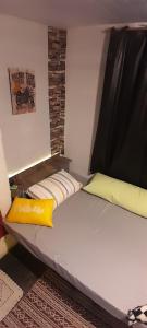 HOSTEL em Itaipuaçu próximo a praia e terminal da rua 01客房内的一张或多张床位