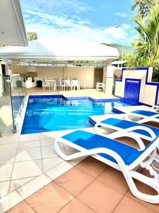 Πισίνα στο ή κοντά στο Luxury House on Clifton Beach with Heated Saltwater Swimming Pool