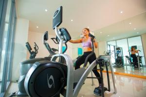 Fitness centrum a/nebo fitness zařízení v ubytování Norn Talay Surin Beach Phuket