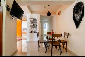 een eetkamer met een tafel en stoelen bij Departamento en centro Cancún in Cancun