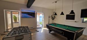 Televízia a/alebo spoločenská miestnosť v ubytovaní Villa Bilic + 30 fotografií