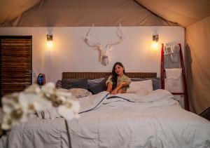 Glamping Bellavista - Escapada Romántica en el Lago Calima客房内的一张或多张床位