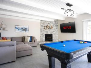 塔斯廷Renovated Retreat 4BR Oasis w Pool and Pool Table的有一张台球桌的客厅