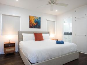 塔斯廷Renovated Retreat 4BR Oasis w Pool and Pool Table的卧室里有一张白色的床，墙上挂着一幅画