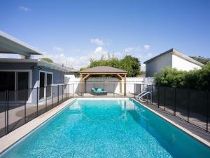 塔斯廷Renovated Retreat 4BR Oasis w Pool and Pool Table的房屋旁带凉亭的游泳池
