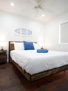 Renovated Retreat 4BR Oasis w Pool and Pool Table客房内的一张或多张床位