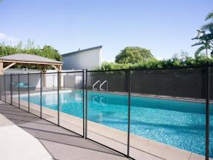 Renovated Retreat 4BR Oasis w Pool and Pool Table内部或周边的泳池