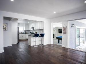 塔斯廷Renovated Retreat 4BR Oasis w Pool and Pool Table的配有桌椅的厨房和客厅