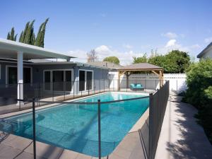 Renovated Retreat 4BR Oasis w Pool and Pool Table内部或周边的泳池