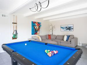 塔斯廷Renovated Retreat 4BR Oasis w Pool and Pool Table的客厅设有台球桌