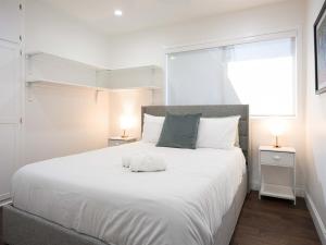 Renovated Retreat 4BR Oasis w Pool and Pool Table客房内的一张或多张床位