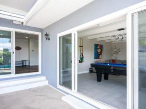 Renovated Retreat 4BR Oasis w Pool and Pool Table内部或周边的乒乓球设施