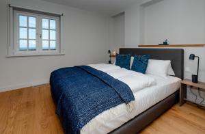 a bedroom with a bed with a blue blanket on it at LITZKOW 12808 in Westerwall