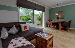 a living room with a couch and a table at LITZKOW 11101 in Morsum