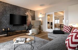 un soggiorno con divano e TV a schermo piatto di LITZKOW 13301 a Westerwall