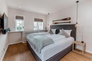 una camera da letto con un grande letto e pareti bianche di LITZKOW 13301 a Westerwall