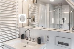 un bagno bianco con lavandino e specchio di LITZKOW 13301 a Westerwall Altre 18 foto