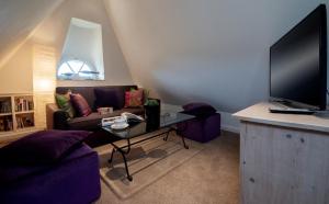 a living room with a couch and a tv at LITZKOW 15808 in Morsum