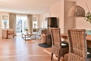 un soggiorno con tavolo e sedie in rattan di LITZKOW 16402 ad Archsum