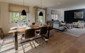 una sala da pranzo e un soggiorno con tavolo e sedie di LITZKOW 16201 ad Archsum