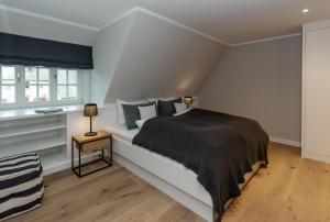 una camera da letto con un letto grande in una mansarda di LITZKOW 16201 ad Archsum