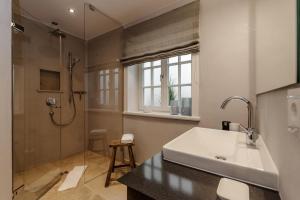 un bagno con lavandino e doccia di LITZKOW 16201 ad Archsum Altre 14 foto