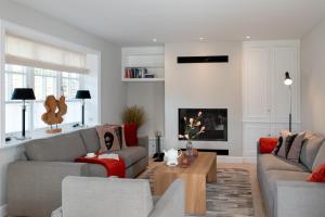 un soggiorno con due divani e un camino di LITZKOW 16203 ad Archsum