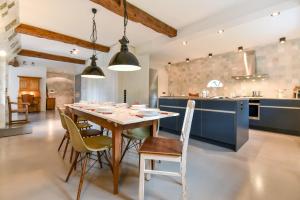 LITZKOW 16903 في Archsum: غرفة طعام مع طاولة وكراسي في مطبخ