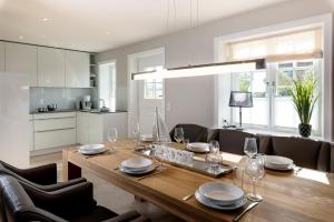 una sala da pranzo con tavolo e sedie in legno di LITZKOW 16203 ad Archsum