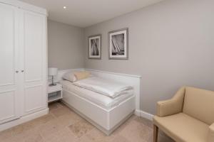 Camera bianca con letto e sedia di LITZKOW 16203 ad Archsum