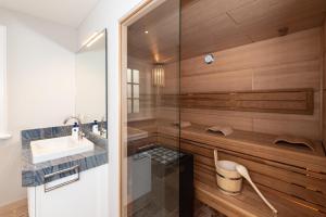 un bagno con lavandino e doccia di LITZKOW 16203 ad Archsum Altre 15 foto