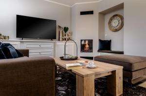 un soggiorno con un divano, un tavolo e una TV di LITZKOW 16205 ad Archsum