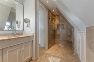 un bagno con lavandino e doccia di LITZKOW 16205 ad Archsum Altre 19 foto