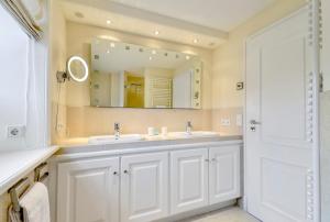 un bagno con due lavandini e un grande specchio di LITZKOW 12503 a Morsum Altre 17 foto